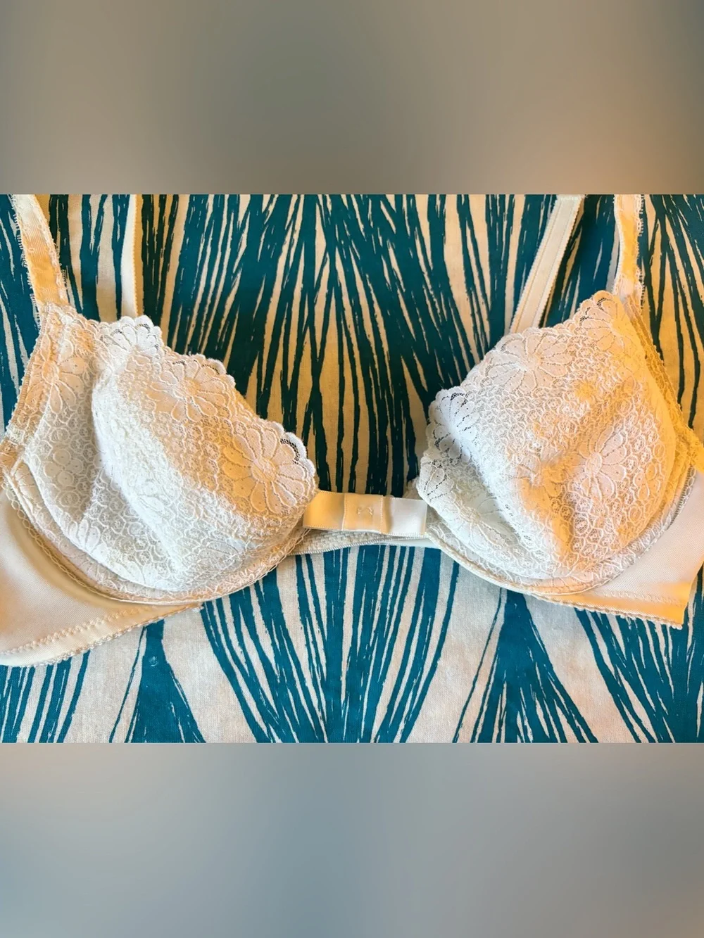 Wonderbra Lace Vintage Underwire Bra in size 36B.
